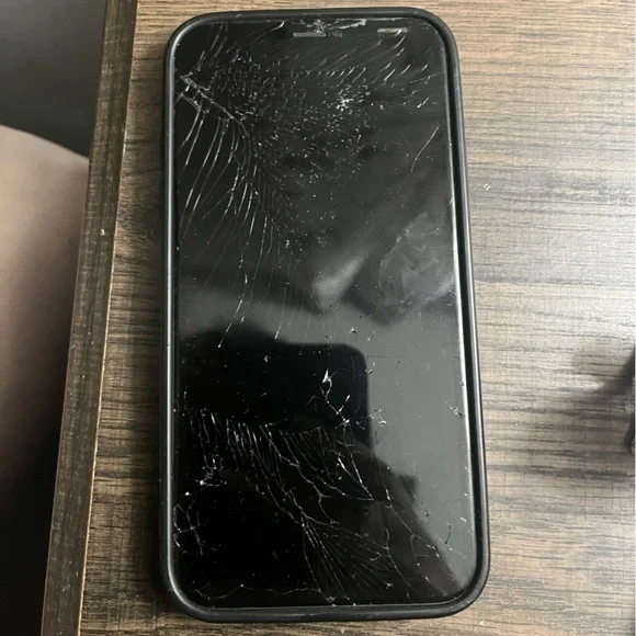 Apple iPhone XR - White cracked screen working condition w/ case Verizon 128gb - Picture 3 of 3